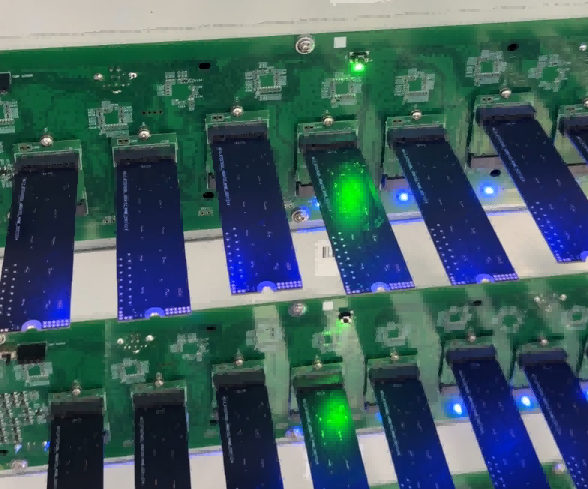 Dietro l'affidabilità: una giornata all'interno delle rigorose operazioni di test giornalieri di Modern SSD Factory