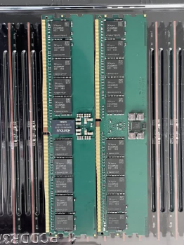 L'offerta di DRAM e Flash NAND si restringe: le scorte dei commercianti all'ingrosso aumentano, i prezzi delle memorie DDR entrano in un ciclo rialzista