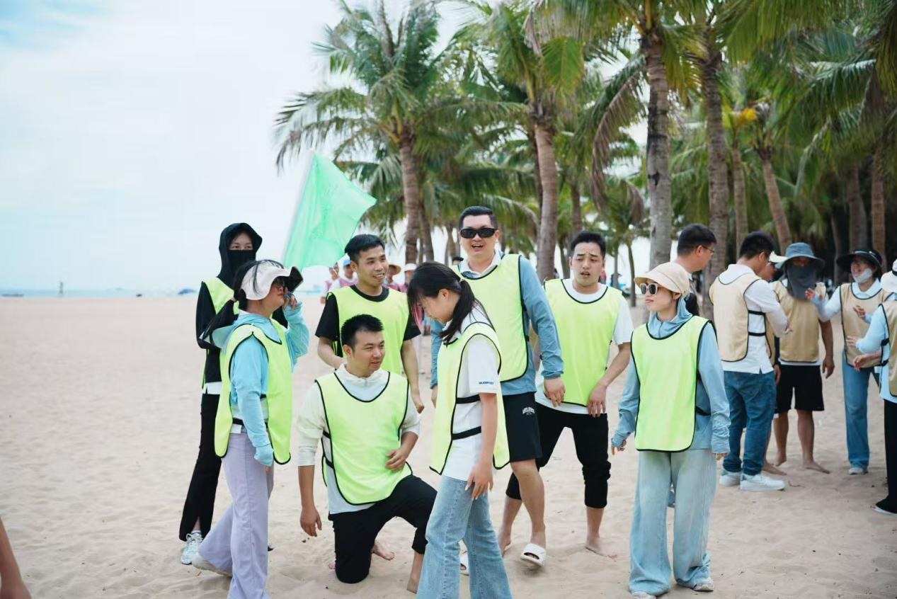 I membri del team GUDGA si riuniscono per un evento di team building in riva al mare
